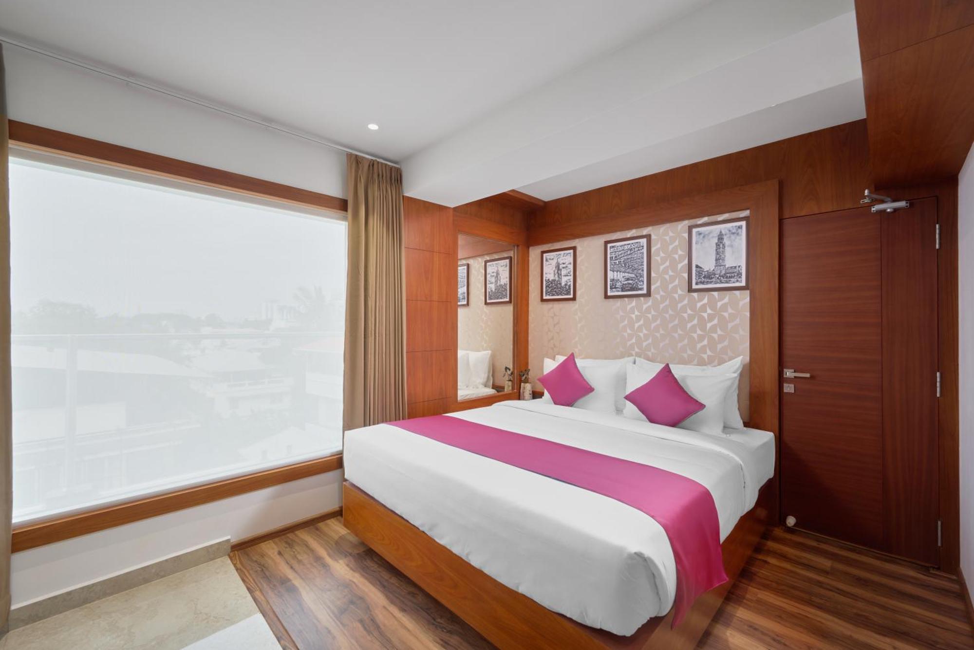 Q-White Crescent Hotel Kochi Ngoại thất bức ảnh